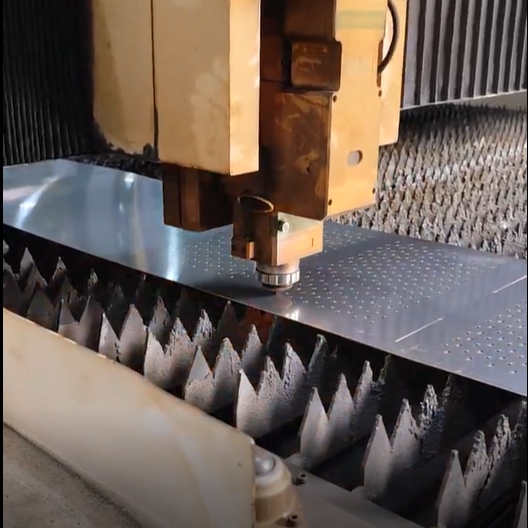 Hình ảnh máy CNC cắt laser kim loại chính xác tại xưởng Inox Dương Đại