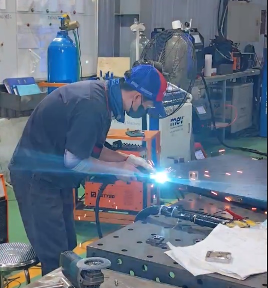 Nhân viên hàn đang hoạt động ban đêm