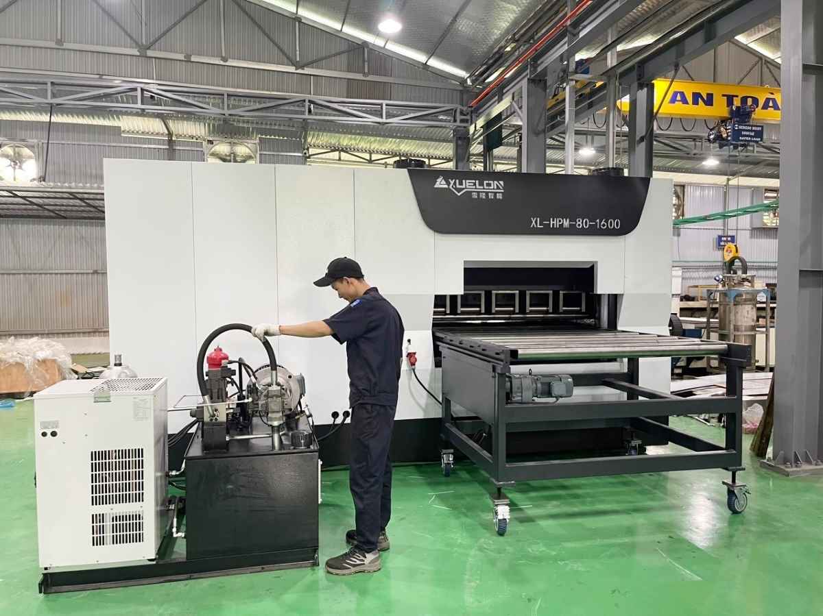 Thiết bị công nghiệp dùng để nắn phẳng thép sau khi cắt laser